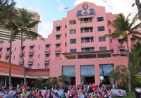 太平洋のピンクパレス、ロイヤルハワイアンホテルのルアウショー「アハアイナ」