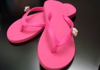 カラフルなビーサンとワンポイントアクセがかわいいLA発のブランド、ポピッツがアカクラハウスとFLAG-Jに入荷