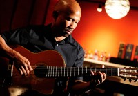 金曜の夜はハイアット プレイスのバーでロコミュージシャンの生演奏を聞きながら