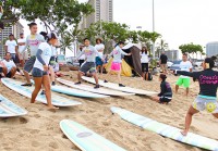 サーフィンを通じて子どもたちを笑顔に！アンジェラ・磨紀さんの活動