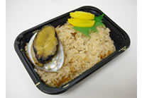 アラモアナセンターでハワイ島産コナアワビの炊き込みご飯販売中