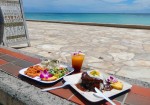 海で遊んだあと、水着のままお食事！オーシャンフロントの「ベアフット・ビーチ・カフェ」