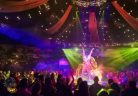 ワイキキの最新アトラクション「CabaRAE（キャバレー）」がグランドオープン！