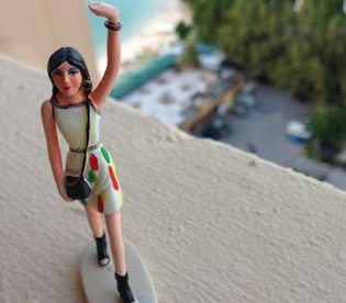 DFSグループ2014年秋冬キャンペーンのキャラクター「メアリー・スミス」。独特な感性と天然な一面を持つ「シュールかわいい」キャラクターです。