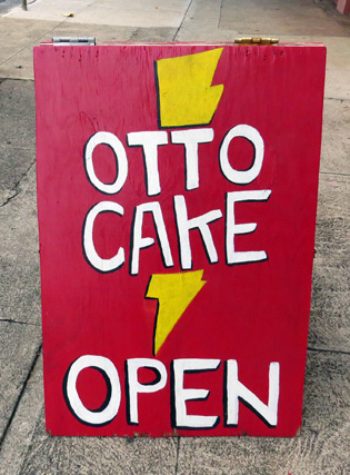 こちらの赤い看板を目印に