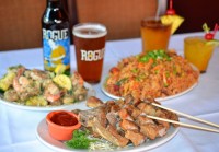 ロコに混じってうまいビールと豪快ローカルフードを堪能！