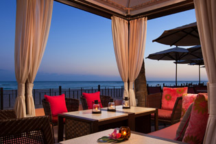 マイタイバーから見るサンセットは格別（※写真はカバナ）