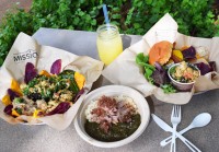 木漏れ日あふれる緑の中の自然派カフェで癒しのひとときを