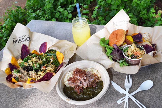 木漏れ日あふれる緑の中の自然派カフェで癒しのひとときを