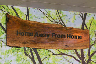 ”Home Away From Home”（まるでもう一つの我が家）と記されたウエルカムボード