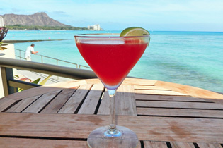 海を眺めながらドリンクとププが楽しめる「ラムファイヤー」