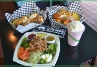 サーフボードに乗ったブタさんがトレードマークの「コノズ」でカルアポーク三昧！