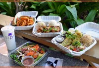 ローカルが太鼓判！「カカアコ・キッチン」のこだわりグルメプレートランチ