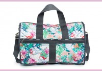 レスポートサックの最新ハワイ限定プリントはやさしい春色の『ハウオリ』