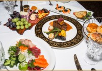 ハイズ・ステーキハウスが40周年を祝うマンスリーディナーをスタート