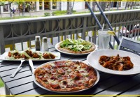 なにを食べてもおいしい！ロコが行列を作る人気店「カリフォルニアピザキッチン」